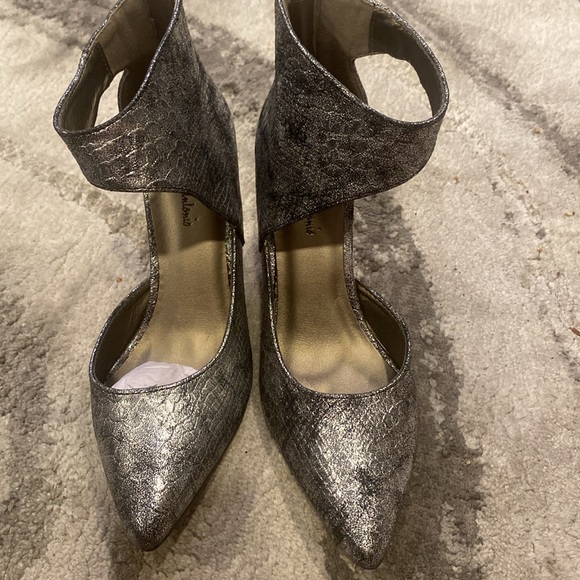 Michael Antonio Women's Janine Silver Snake D'Orsay Pump; size 8 no box - Picture 5 of 9